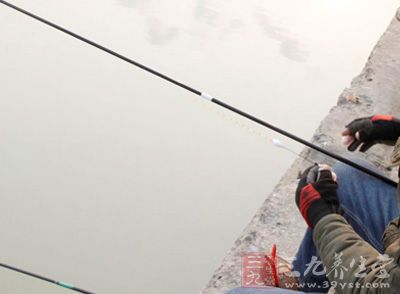 钓鱼新手如何选购鱼竿 钓鱼入门鱼竿怎么选