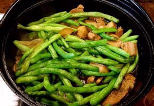 香味扑鼻的豆角炒鸭,做法相当的简单,不会做得快来学习吧