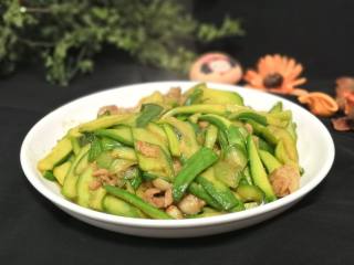 水果黄瓜炒肉片的做法 水果黄瓜炒肉片怎么做 逝去的爱情的菜谱