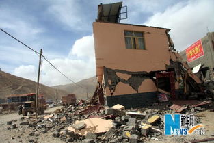 青海玉树地震 汽车地震中被砸烂
