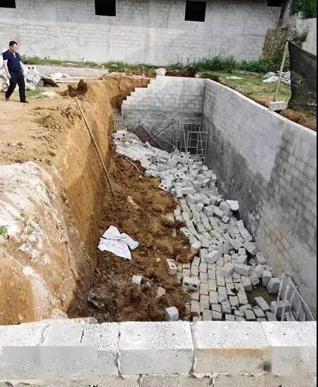 谁之过 养猪场在建的化粪池墙体倒塌,3死2伤