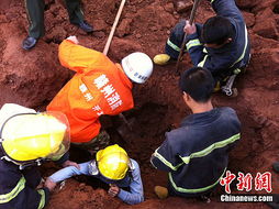 江西一工地泥土塌方 受困者成功获救