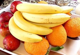 香蕉浸泡不明液体是怎么回事 水泡香蕉出现乳白色液体能吃吗
