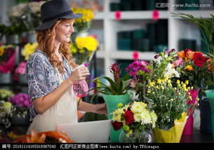 在给花卉浇水的女人