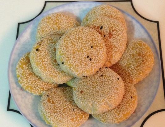 孩子爱吃的芝麻饼,不用面粉,简单搅一搅,松软细腻,好吃