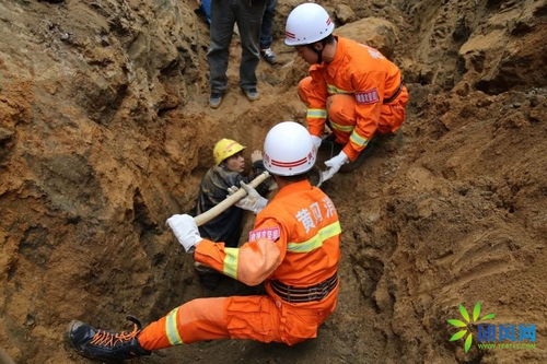 浠水一工地突发泥土塌方 消防队员救出被困工人