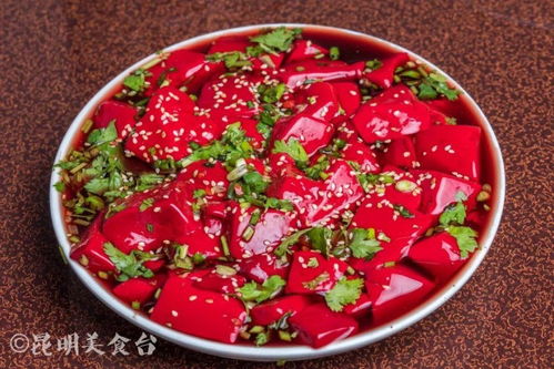 昆明周边的小饭店,吃的是走了1万里的土羊,饭点车辆排长龙