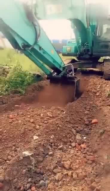 挖掘机真是无所不能, 这样挖坑还真是第一次见