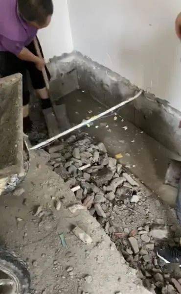 整栋楼的污水都从我床底下过 萧山一业主挖开主卧地面后懵了,触目惊心