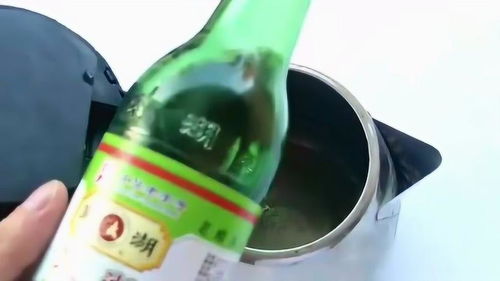 小苏打加上白醋神奇的作用出现了 现在知道还不晚