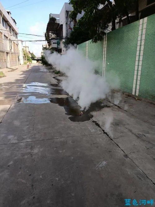 潮汕某工业区路段地面冒出不明气体,市民希望相关部门关注处理