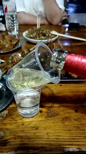 这才是喝啤酒的正确方式,10多年都喝错了