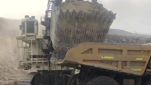 这才是钢铁巨兽,一挖斗有50方土,渣土车司机看了内心犯嘀咕