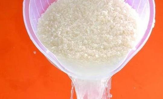 淘米水,盐水和清水哪个洗菜最干净 很多人做错,值得了解一下