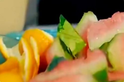 怎样用果皮烂菜制作酵素有机肥料 