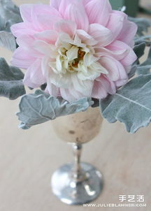 简易插花入门教程图解 所用花器是废旧圣杯
