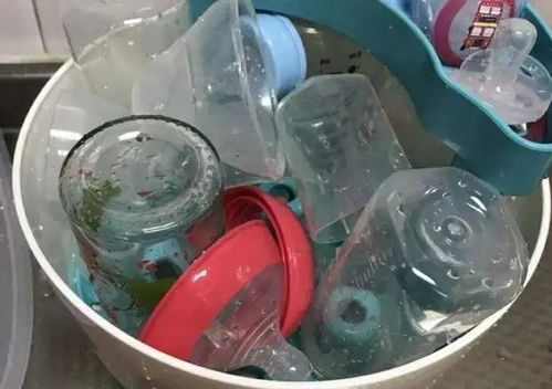 有一种 害娃 叫开水烫奶瓶,爸妈看似消毒,却毁了孩子健康
