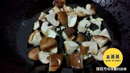农村姑娘做香菇青菜放入特殊调料,吃过的人都说比城里的好吃