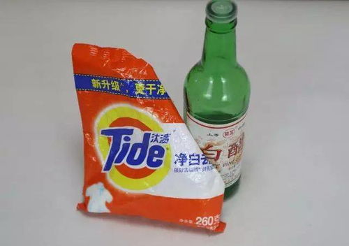 白醋里倒点洗衣粉,是去除污渍的小能手,很多家庭用得到