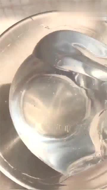 一开始以为这只是一盆清水,没想到是假水,太好玩了
