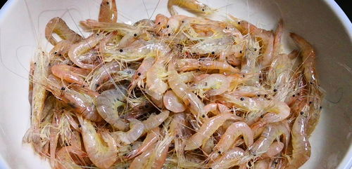 炸小河虾,用面粉还是淀粉 用错了不酥还很腻,大厨 教正确做法