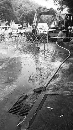 路面鼓起一个大 包 地下水 哗哗 往出冒