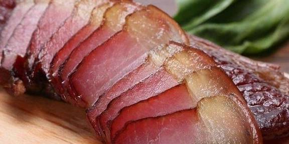 腊肉的保质期 再好的保存方式也不要超过一年,过后将会变质