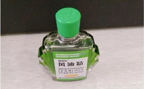 花盆周围有 小飞虫 ,撒点小白药,一周见效,幼虫成虫都消灭