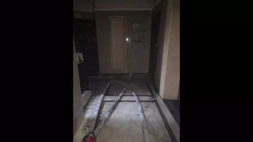 急出一身冷汗 南宁某小区突然起火,灭火器竟打不开