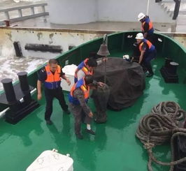 连云港两男子划小船去海上钓鱼,结果差点把命丢了......