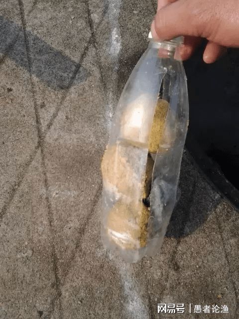 不用手抛,不用打窝器,这几种非主流打窝方法,聚鱼效果也不错